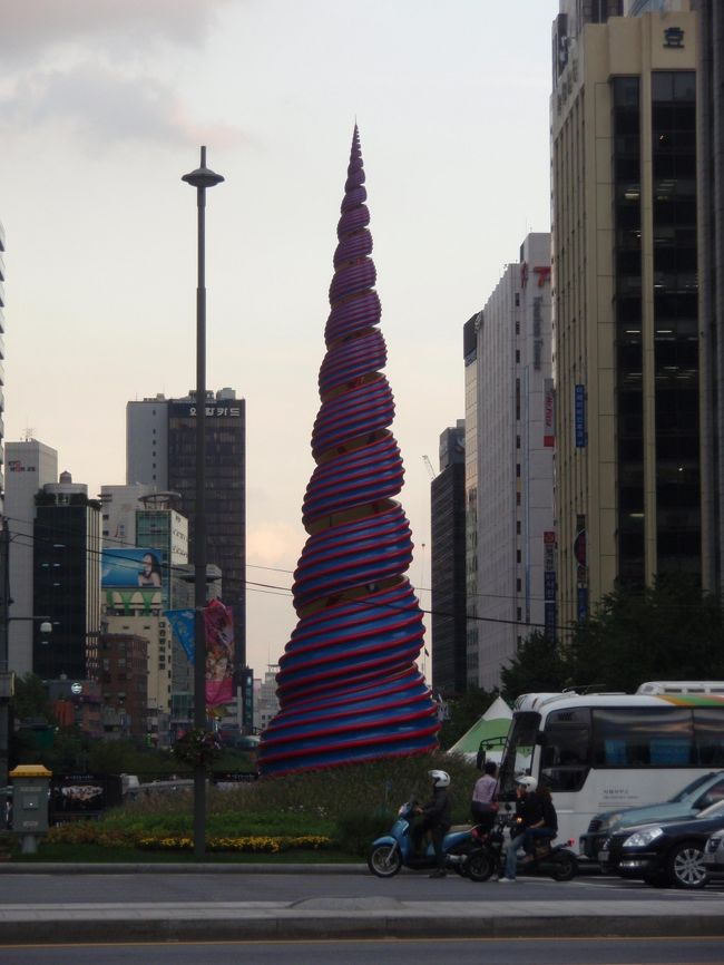 フェリーを降りて、明洞へ帰還です。<br />東和免税店によりたかったので、すこし歩きました。<br />お約束通り、チョンゲチョンにある「ぐるぐる」です。夕方なので色がよくわかりませんが、あえて言うならドクドクしい、食べたら舌が変な色になっていまうキャンディーって感じかな。<br />おもしろ半分で、同じ形のキャンディーを売ったらうけるかも？