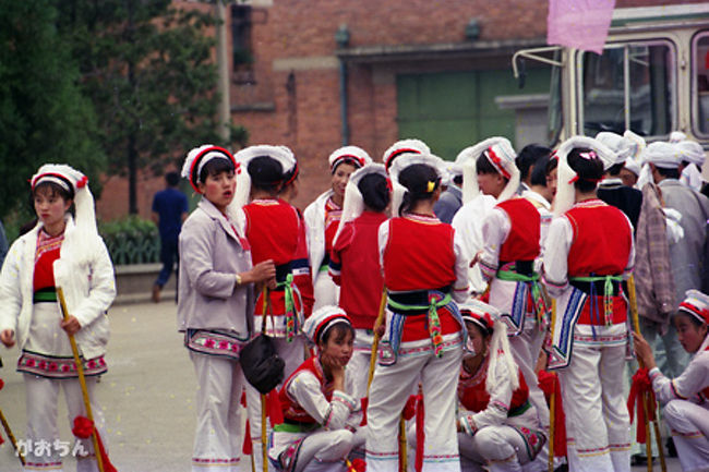 大理のペー族が来ていた。<br /><br />リングつきのスティックを手にしているので、踊りが見れそうだ。