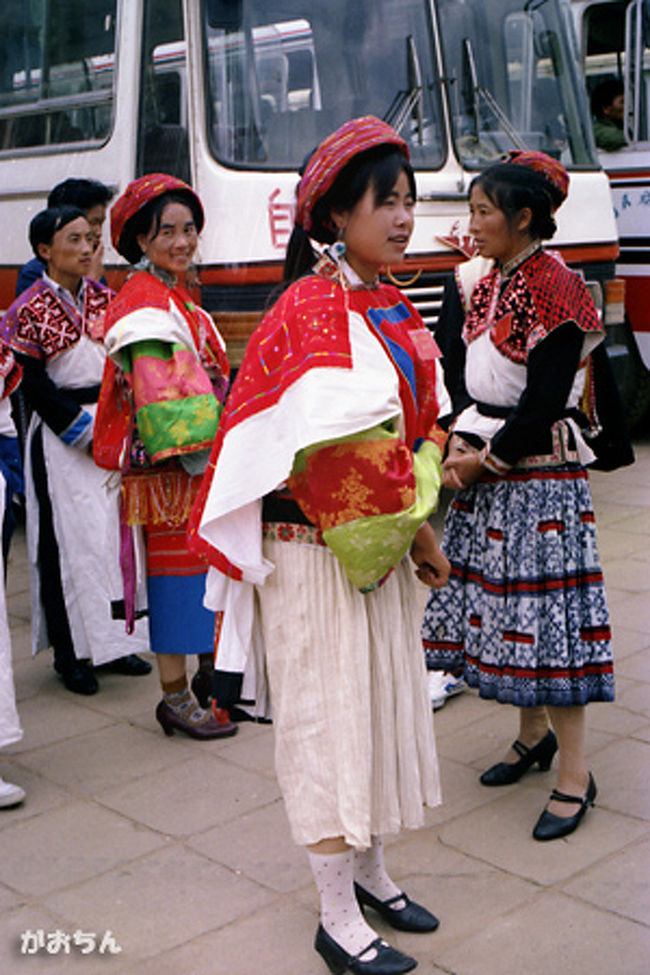 貫頭衣を着た尋甸の彝族と楚雄の苗族。<br /><br />初めて見る民族服だった。