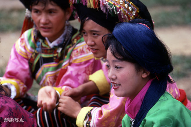 鮮やかな色の民族服を着たプミ族とリス族。