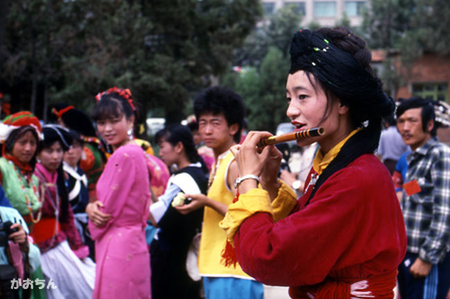 すぐに演奏を始めてくれた。<br /><br />日本の民謡にも通じるような旋律を奏でる。<br /><br />他の少数民族の人たちも興味津々の様子。<br /><br />