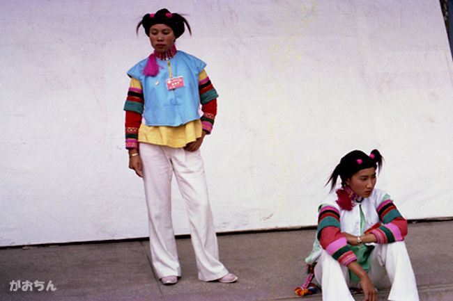 こちらは通海の蒙古族。<br /><br />各地区によって参加者数がバラバラのようで、彼女らは2人だけ。