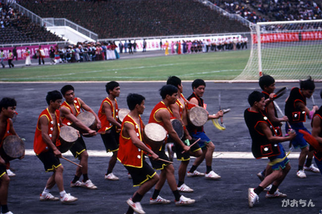 太鼓を叩くハニ族の男性。