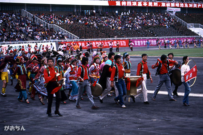 続いては、彝族を中心とした楚雄の代表。<br /><br />ドラを鳴らしながら行進する。