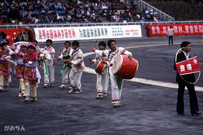 曲靖からは彝族の太鼓と踊りが。