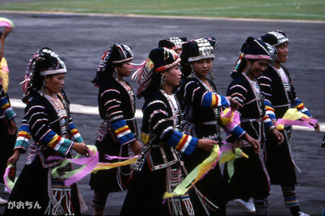 行進するハニ族の女性。<br /><br />