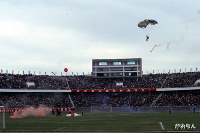 フィールドには降下地点のマークがあるが、ピンポイントで降りられた人はほとんどいない。<br /><br />派手に尻餅をつく人や、もう少しで観客席につっこみそうになる者もいた。<br /><br />