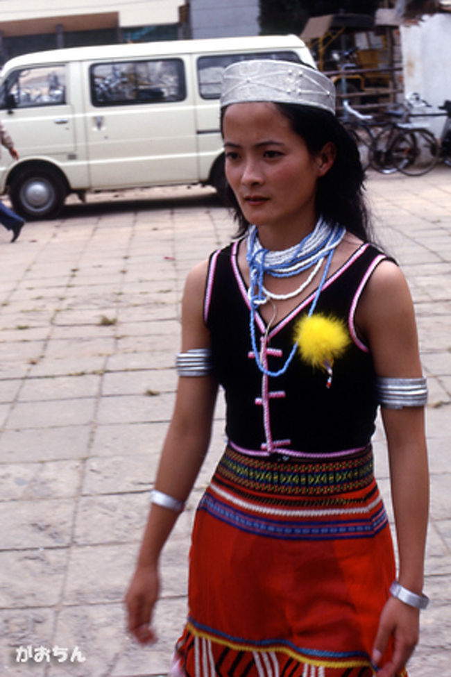 西盟へ帰るワ族の女性。