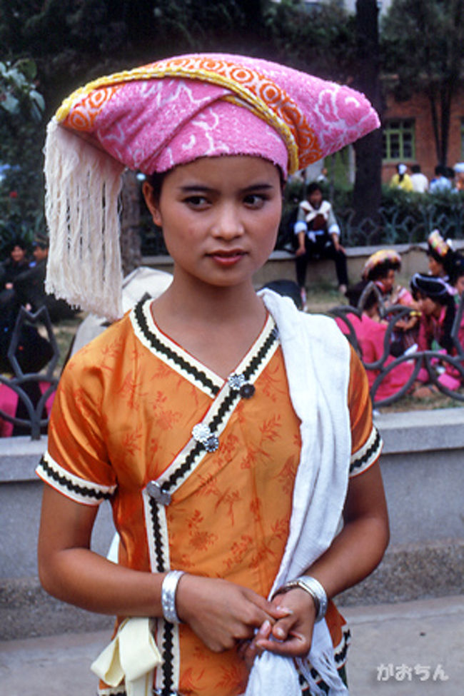 可愛いのでカメラマンの注目の的になっていたプーラン族の女性。<br /><br />何を質問されても、うつむいてしまい答えなかった。