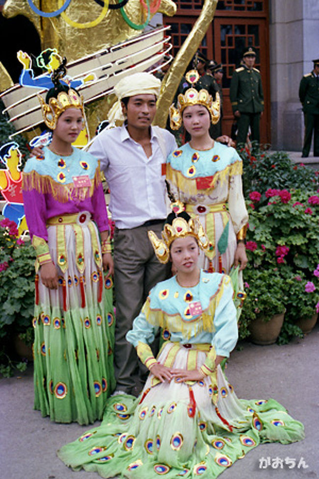 記念撮影するダイ族。<br /><br />まあ、普段はこんな格好していないが。