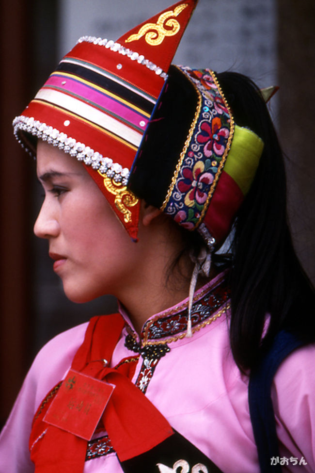 憂いが漂うサニ族の女性。