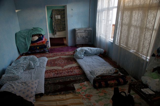 おはようございます。今朝も割とすっきり目が覚めました。<br /><br />これ、宿の雑魚寝部屋。見た目はこんなですが、床に布団と言う事で、寝心地は快適。4人部屋だそうですが、サマルカンドから同行の学生さんと二人で使ってました。