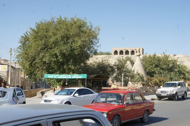 ゆっくりシャワーも浴びてからお出かけします。<br /><br />ラビハウズと言う池の東の方から、西に向かって歩いて行ってみましょ。