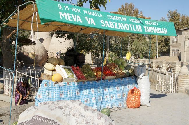 青果の露店、果物が豊富ですねぇ。スイカにメロン、ブドウにザクロかな。シルクロードの果物って感じやね。
