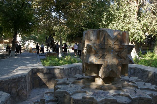 メドレセの前のオブジェ？は、なんじゃろね？