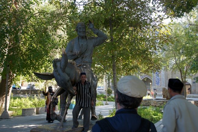 フッジャ・ナスレッディンと言う方の像。神学者だそうです。トンチが得意だったと云う事ですから、ブハラの一休さん？