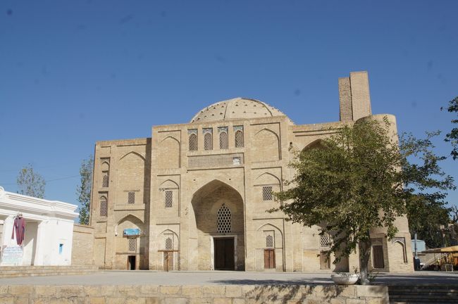 ナディール・ディヴァンベギ・ハナカの側面。宿の有る路地から、通りに出ると目にする光景です。