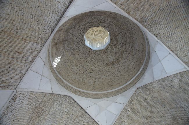 タキの天井。青屋根部分の下は、採光用の窓かな？