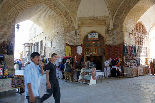 タキ内部の土産物屋さん達