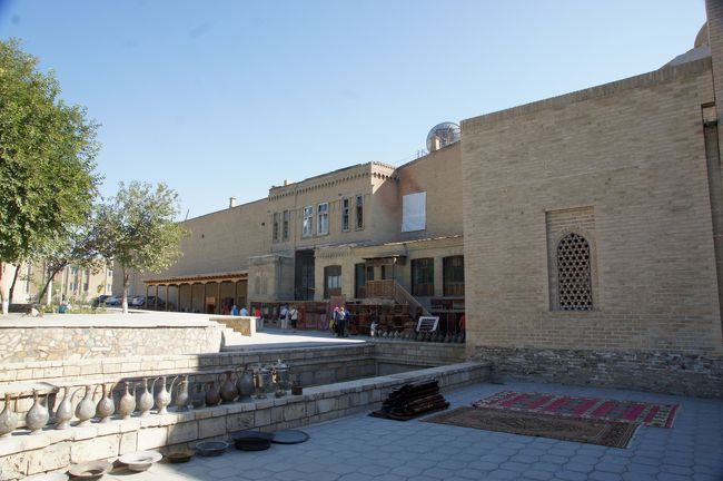 土産物屋さん、タキの外側にも少々はみ出していたり