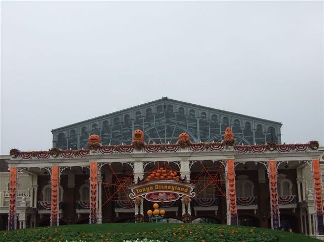 出だしが遅れたので昼頃に到着。。。<br />でも、いつもは「シーにたどり着いちゃうんじゃない？」ってくらい遠い駐車場になっちゃうけど、今回はグーフィー（G）のところでした♪<br />空いてるな〜。<br /><br />曇り空、、、雨がふりませんように人´･ω･｀o)祈♪