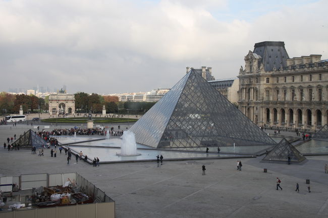 まずはルーブル美術館へ！<br />ピラミッド感動したぁ。。