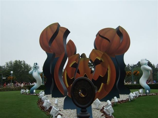 ひとつひとつバラバラに何か立ってる<br /><br />手前の穴から覗くと・・・