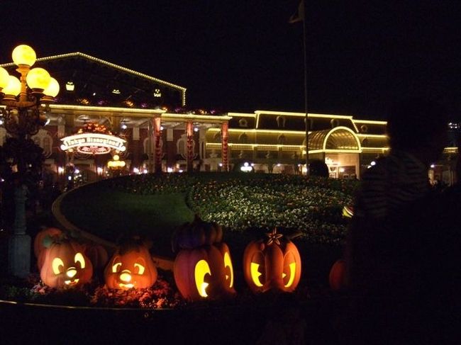 さて、現実の世界へ帰ります。。。<br /><br />駐車場へ戻る途中で「ナイトハイ・ハロウィーン」が！<br />花火は駐車場で見ました。