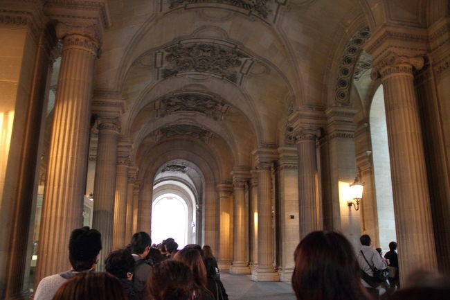 ルーブルの入り口。<br />チケットを予約とかで持ってる人とそうでない人で入り口違うのかな？すごいひとだからツアーとかで申し込んじゃうのも手だな。。