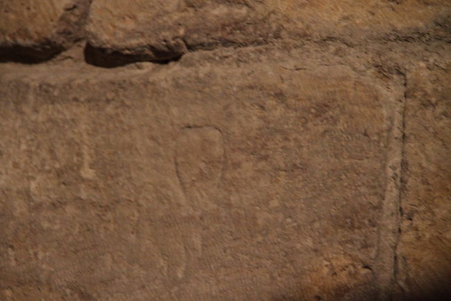 昔の石を彫る人たちはチームに分かれていてチーム毎に彫った石に目印を付けていたらしい。<br />このチームの目印はハート