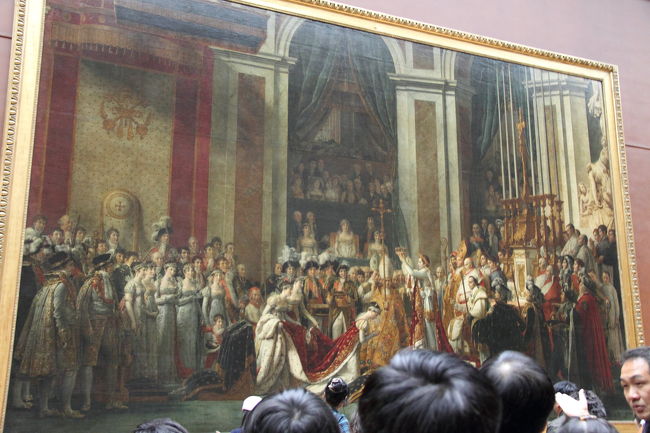 この絵とまったく同じ絵がベルサイユ宮殿にもあるみたいです。違いは右に並ぶ4人女性のうちの1人の着ているドレスの色！