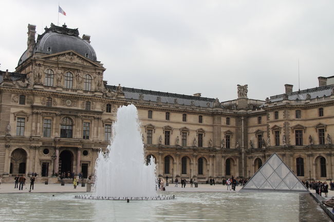 ルーブルの周りも綺麗だった。。<br />パリはすごいわ・・・