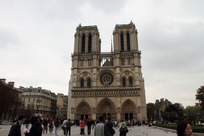 ルーブルからセーヌ川を散策してノートルダム大聖堂へ。