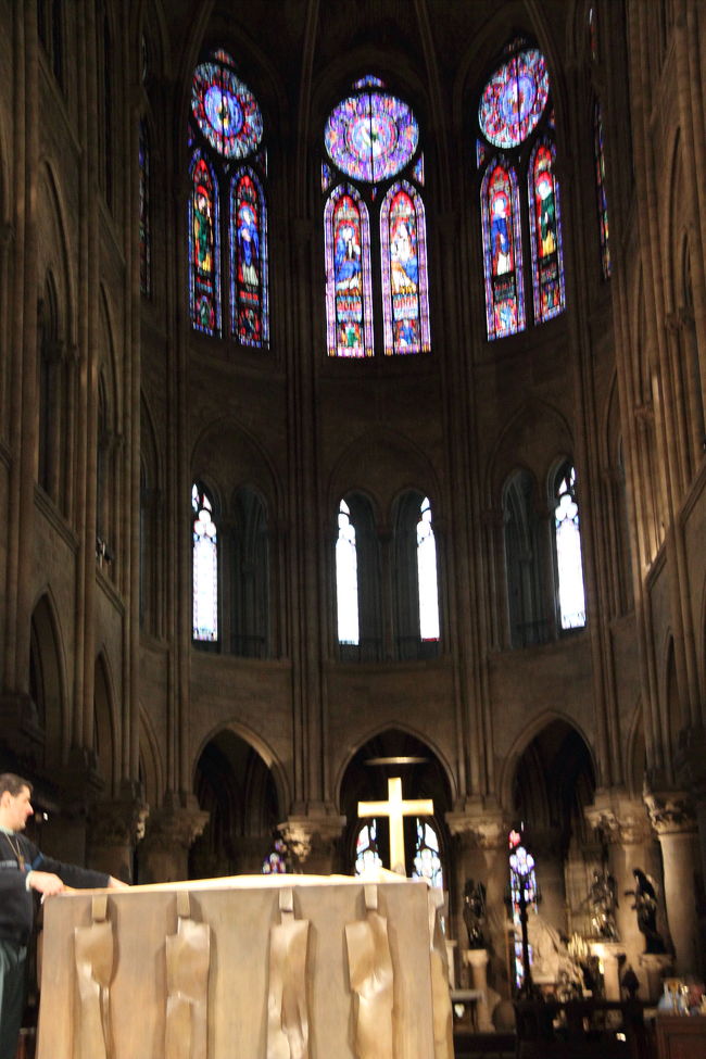 東西南北にこのようなステンドグラスがありました。<br />ちなみにこの日のミサは神父さんが風邪の為、中止だったそうです。。<br />そんなことあるんだ・・・