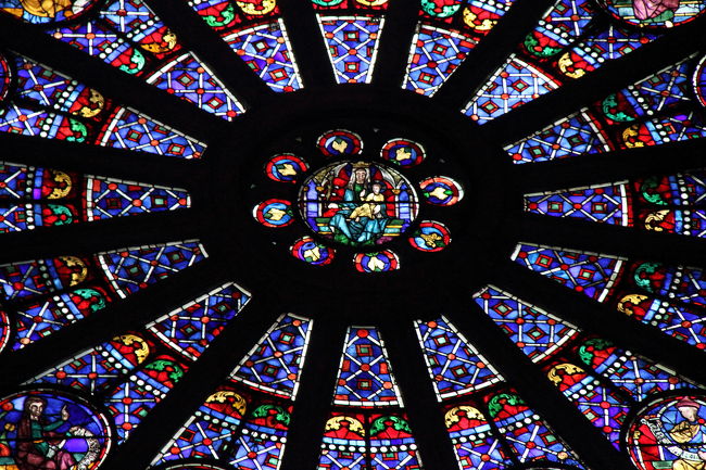 ステンドグラス中央。マリア様が描かれています。