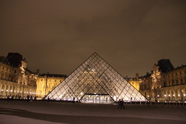 夜のルーブル！これが見たかったんだぁｗｗｗ<br />見れてよかった。たくさんのカメラマンがいました。
