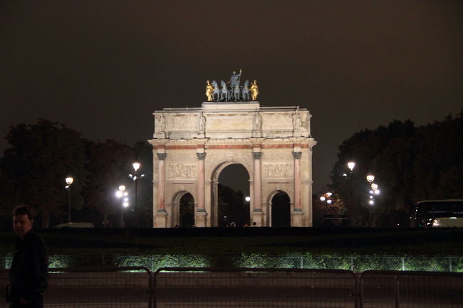 ルーブル美術館の反対。<br />夜のパリは綺麗。。