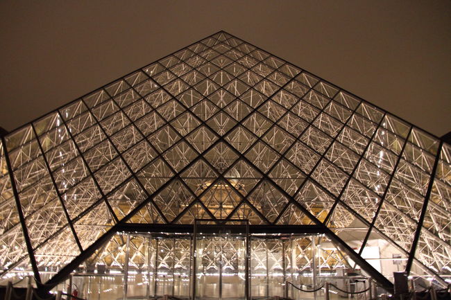 ルーブルのピラミッドのアップ。<br />ダヴィンチ・コードを思い出しましたｗｗｗ