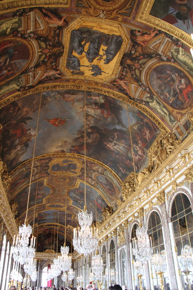 鏡の間です。ここから見える庭園も綺麗だった。。ってか庭園広すぎ・・・