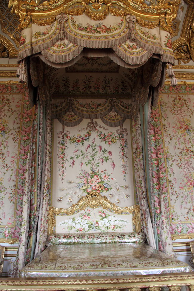 マリーアントワネットの寝室。<br />さすが豪華だ。。
