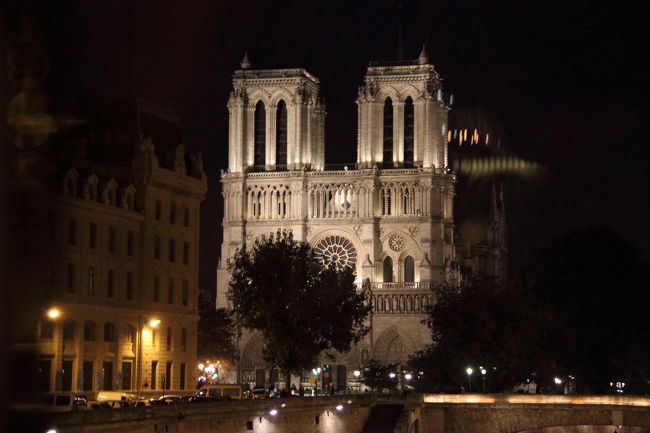 夜の凱旋門！<br />主要な建物や美術館はほとんどライトアップされていたので綺麗でした。<br />・・・税金高いわけだ。。