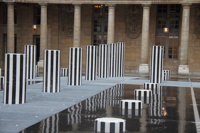 パレ・ロワイヤル広場の・・・なんだろ。。<br />晴れた日はパリの住民の憩いの場となるらしいです。