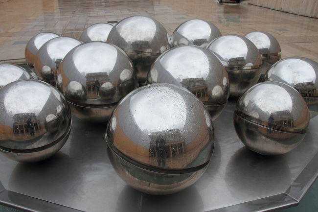 こんな球体も・・・<br />残念なことに来た時は雨＆周りが工事中でした。。