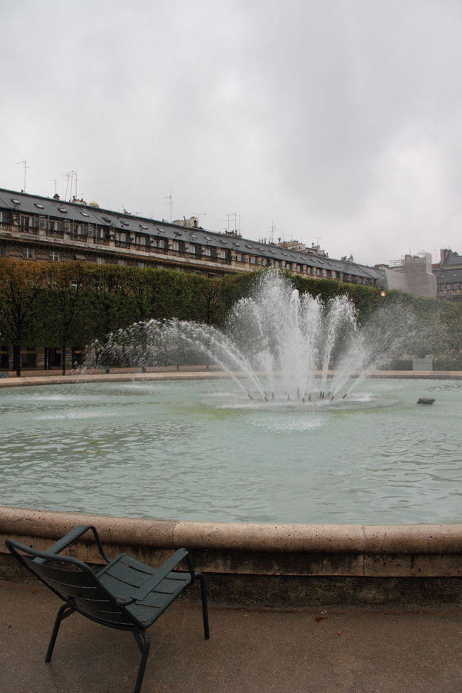 パレ・ロワイヤルの噴水。<br />周りの木々も統一して切ってあったし綺麗に砂利もしいてあって。こういう外観とかにもしっかり気を使えるのはすばらしい。。
