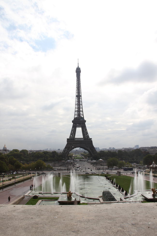 昼間のエッフェル塔。<br />思ってた以上にすごくて感動した。。