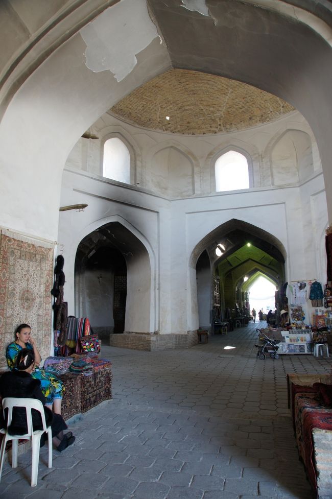 こっちも土産物屋…昨夜通ったか？