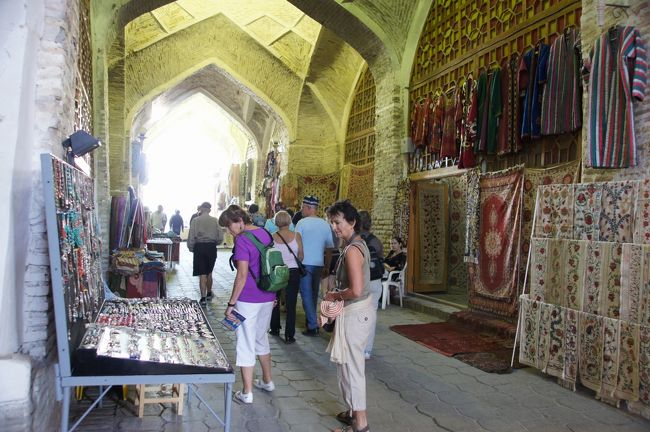 またタキに戻りまして、土産物屋もちょっと見てみましょ。見るだけやけど。