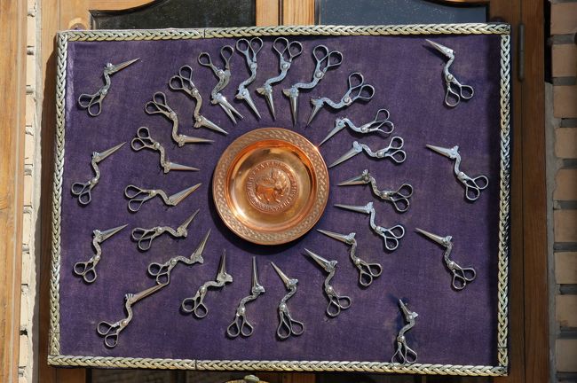 綺麗にディスプレイされたハサミ。