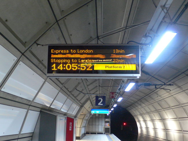 もちろんその場でもチケット購入は可能なのですが、今回はANAのサイト<br />http://www.ana.co.jp/wws/uk/j/local/departure/service/express/<br />で事前購入しました。<br />往復で£50.00　→ £43.00になるので、結構お得。<br />QRコードのついたチケット画面をプリントアウトして<br />車内で見せればOKです。<br />