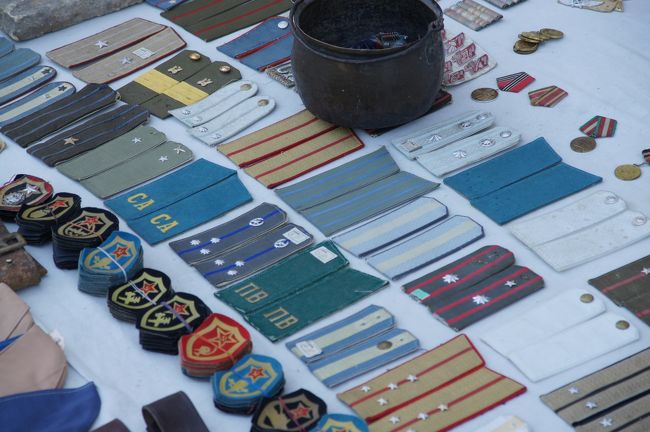 旧ソヴィエトっぽいもの売ってる。<br /><br />この先の瀬戸物屋さん達はちとしつこいので、撮影省略。